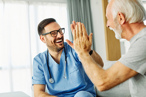 Krankenpfleger mit Patient